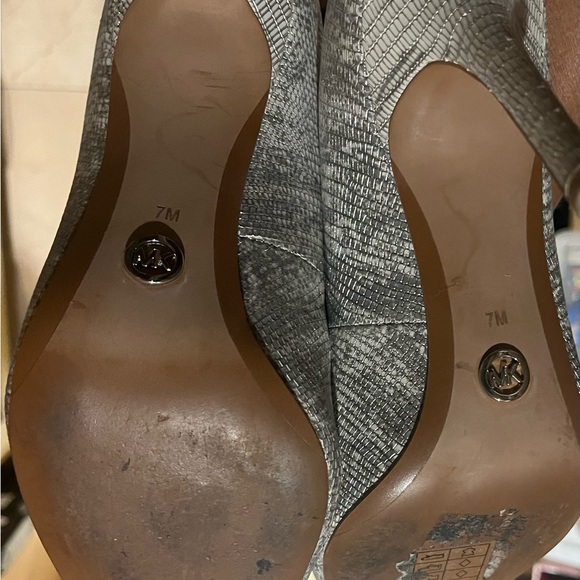 Michael Kors Silver Heels- Women’s size 7 - Picture 4 of 4